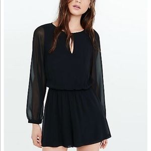 🖤EXPRESS LONG SLEEVE KEYHOLE ROMPER🖤